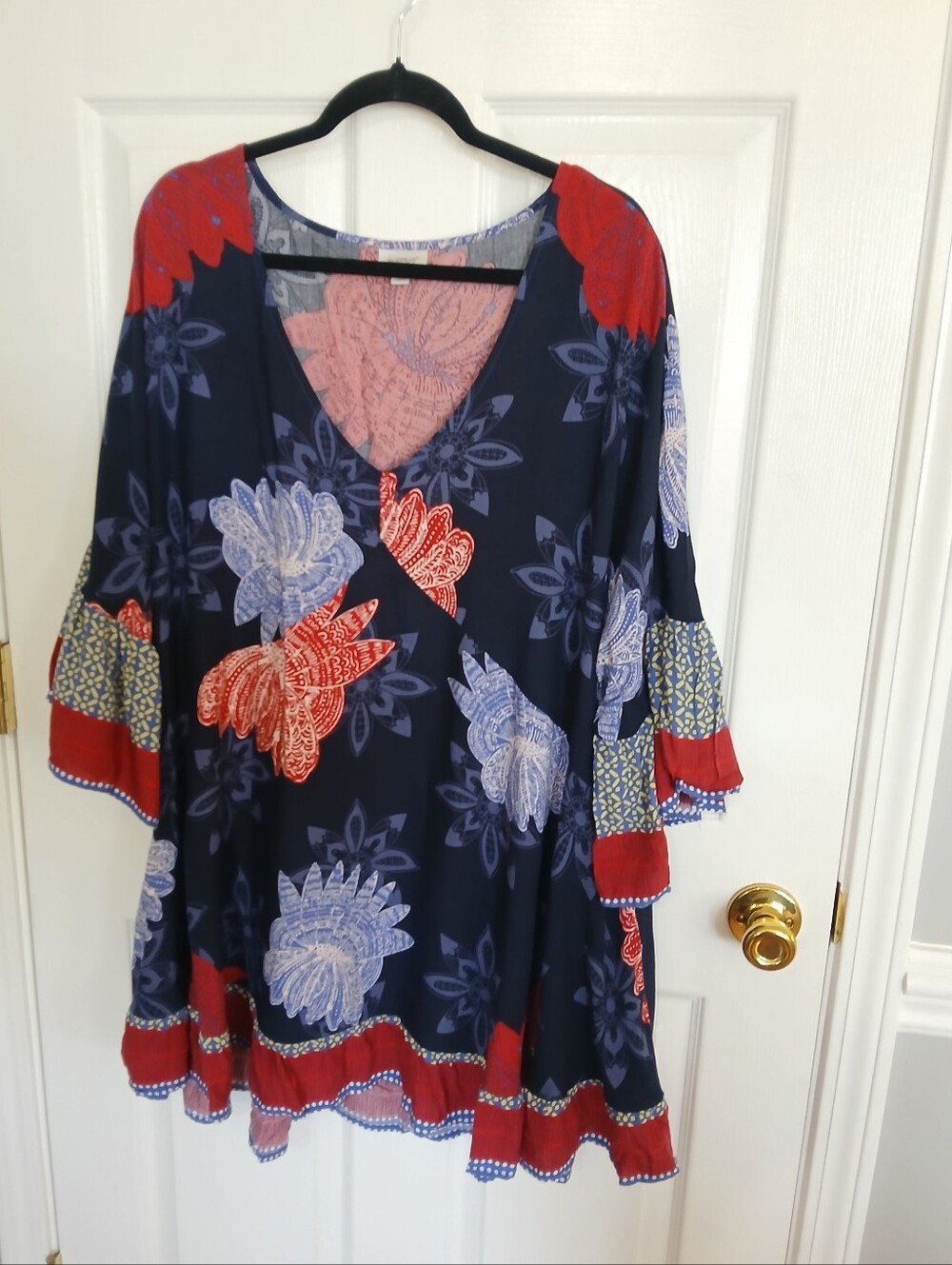 Avenue Navy Floral V-Neck Ruffle Tunic with Red Accents Boho Resort Lightweight